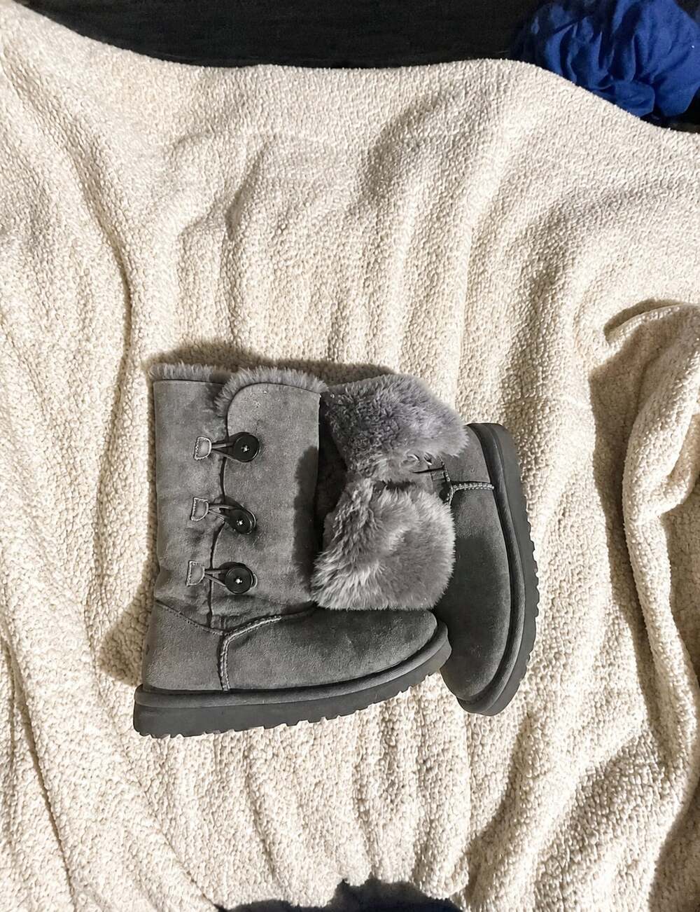 UGG Bailey Button Triplet Grey Suede Shearling Boots
No size tag say it’s a 6.5